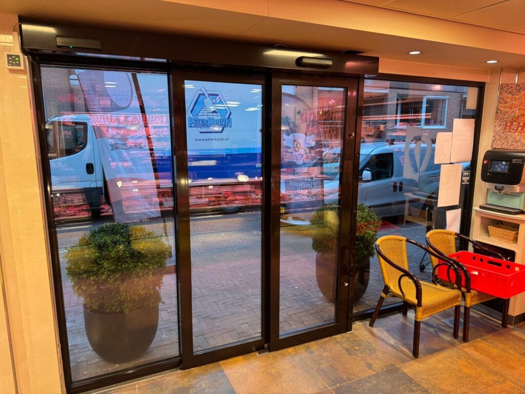 Nieuwe schuifdeur winkel binnen