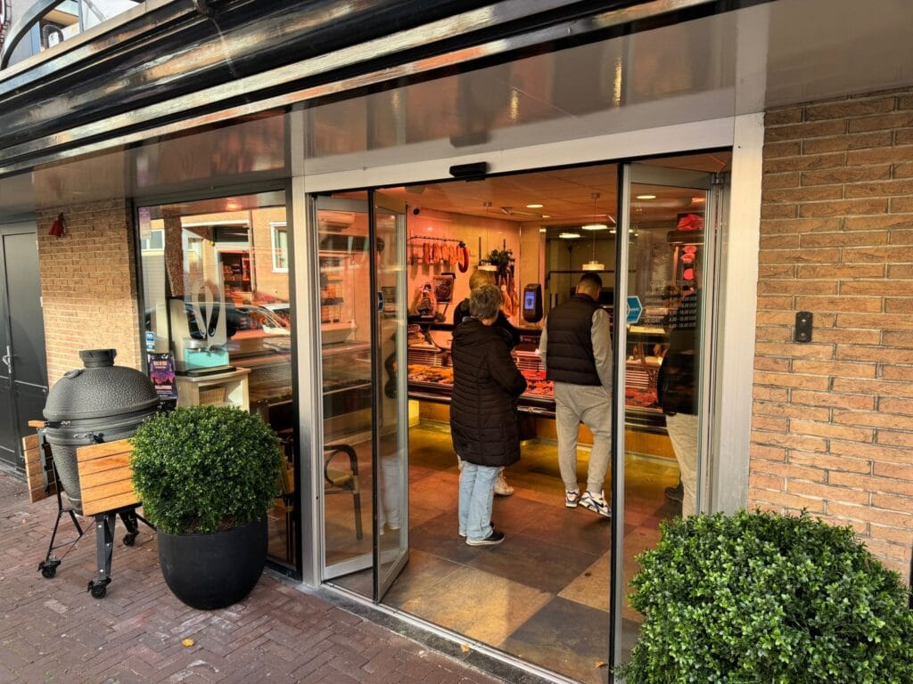 Winkelpui met automatische deur oude situatie