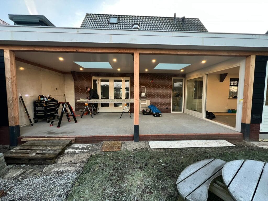 Geïsoleerde veranda, klaar voor glazen schuifwanden