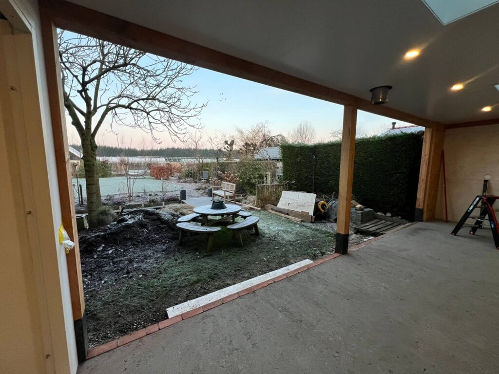 Geïsoleerde veranda, klaar voor glazen schuifwanden