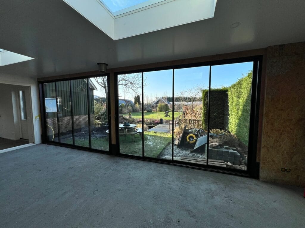 Glazen schuifwand met isolatieglas in veranda Boskoop