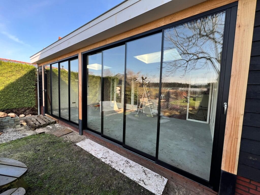 Glazen schuifwand met isolatieglas in veranda Boskoop