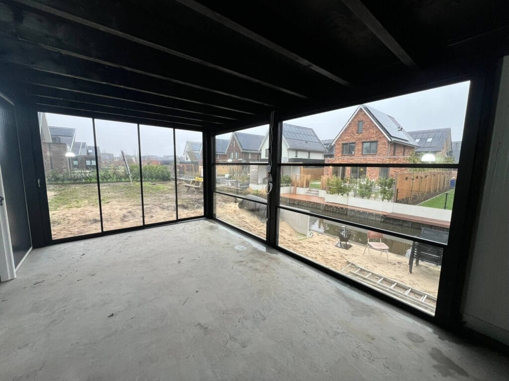 Verticale schuiframen in tuinkamer