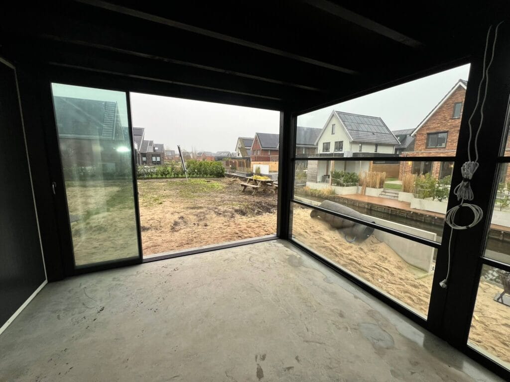 Verticale schuiframen in tuinkamer