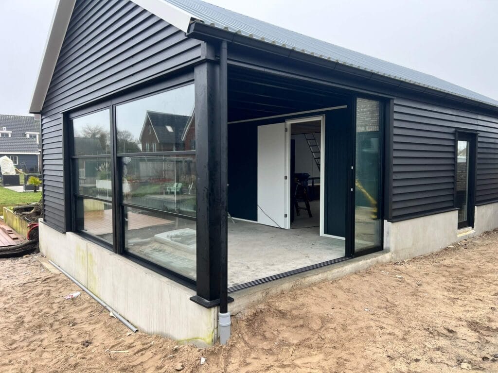 Verticale schuiframen in tuinkamer
