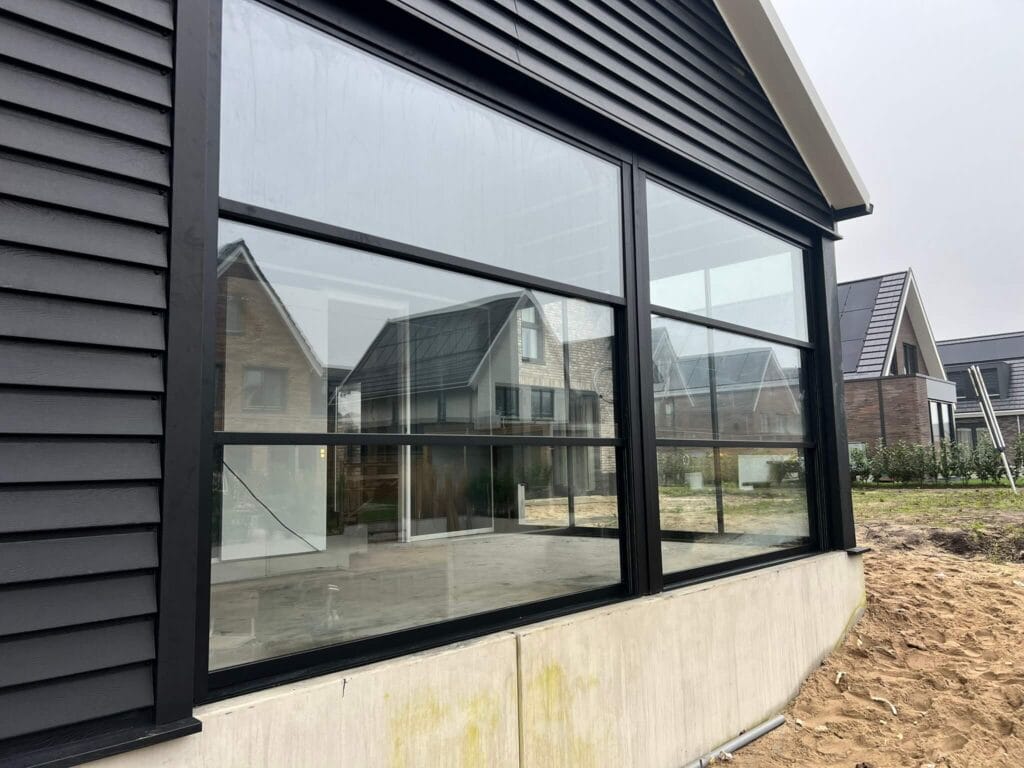 Verticale schuiframen in tuinkamer