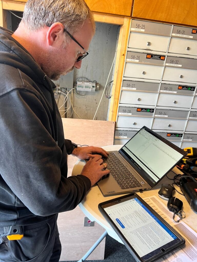 Monteur programmeert nieuw intercomsysteem